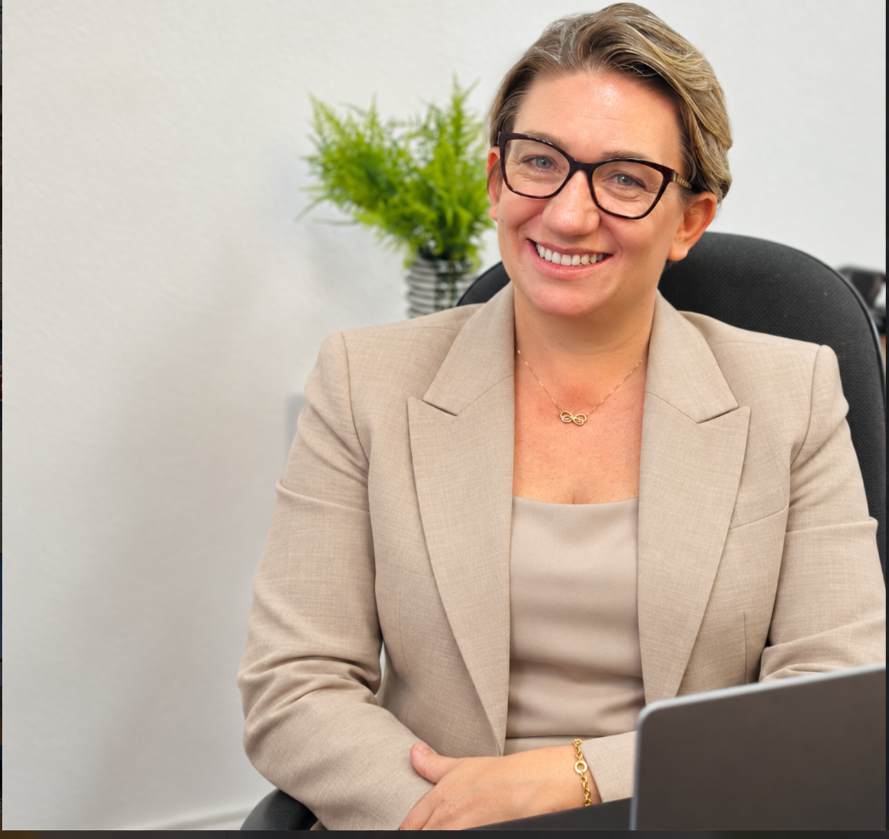 Damaris Kashima, consultora especialista em imóveis de leilão, em seu escritório